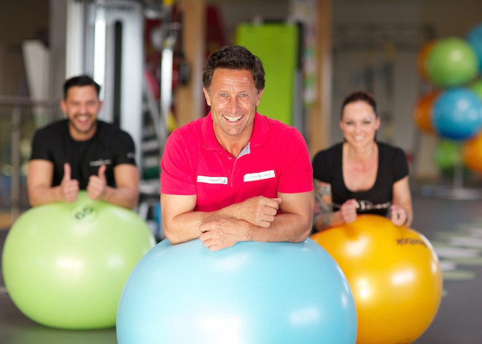 Tina King die Fotogräfin Hans Enn im Fitnessland Oeynhausen in der Funktionalzone mit Gymnastikbällen